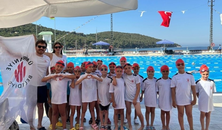 Sırtüstü yüzmede şampiyon Ümraniye