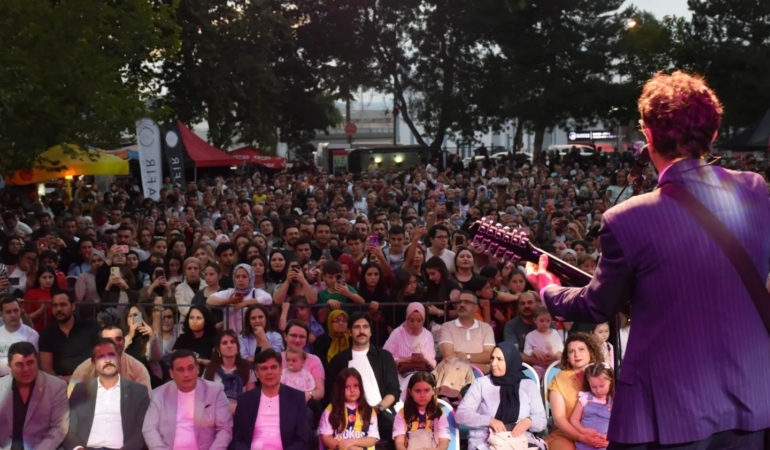 Söğütte Ayna grubu rüzgari esti