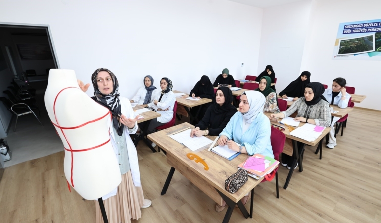 Sultangazi Belediyesi Sanat ve Mesleki Eğitim Kursları yaz aylarında da devam ediyor