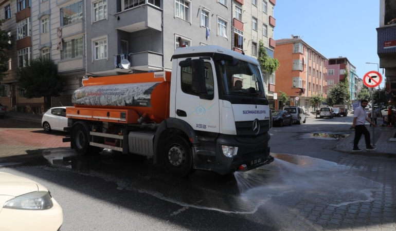 Sultangazi’de cadde ve sokaklar yıkanıyor