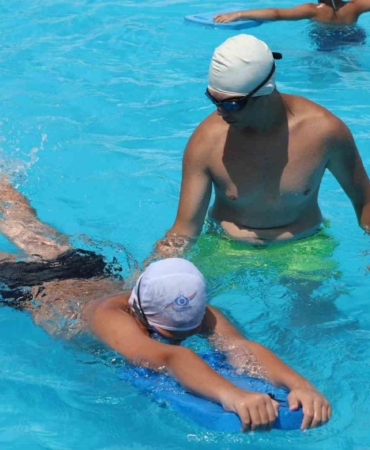 Sultangazi’de çocuklar yaz tatilinde yüzme öğreniyor