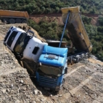 Sultangazi’de döküm sahasında faciadan dönüldü: 3 hafriyat kamyonu boşluğa düştü,