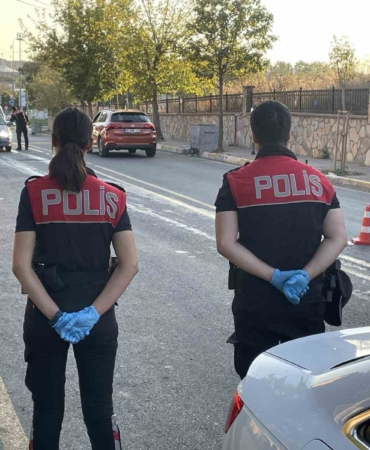 Sultangazi’de narkotik uygulamasında aranan 2 şahıs yakalandı