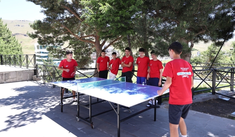 Sultangazili gençlerden yüksek rakımlı kamp