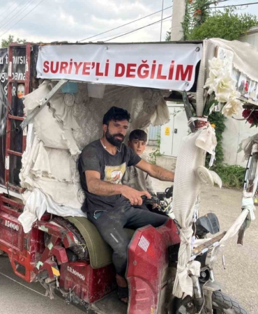 Suriyeli sanılmaktan korktu, motosikletine yazdı: "Artık önümü kesmiyorlar"