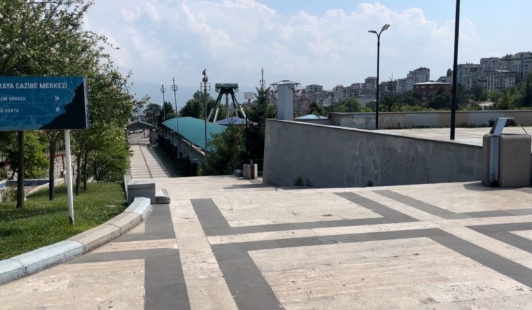 Sürücüler dikkat...Bursa’da navigasyonu karıştıran merdivenden uçuyor