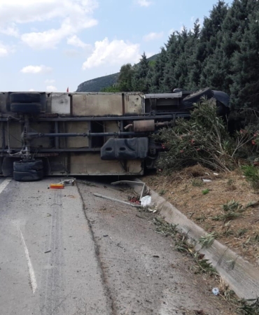 Sürücüsünün uyuduğu iddia edilen kamyon devrildi