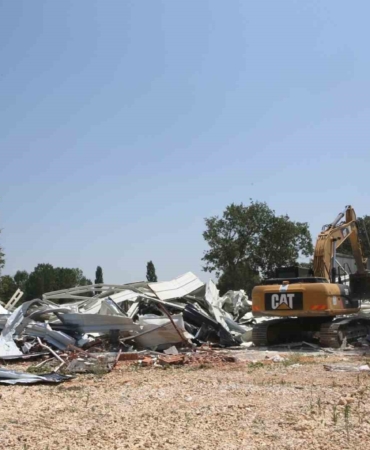 Tahtalı’da 2 kaçak yapı daha yıkıldı