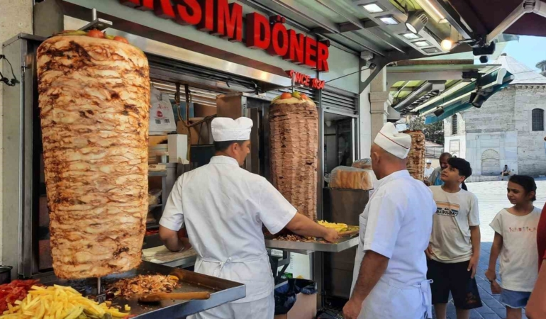 Taksim’de döner ustası lavaşları dizdiği sırada tabureden düştü: O anlar kamerada