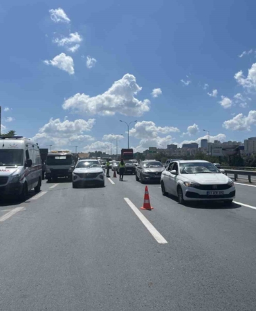 TEM otoyolunda tur otobüsü kamyona çarptı: 2’si çocuk 8 yaralı