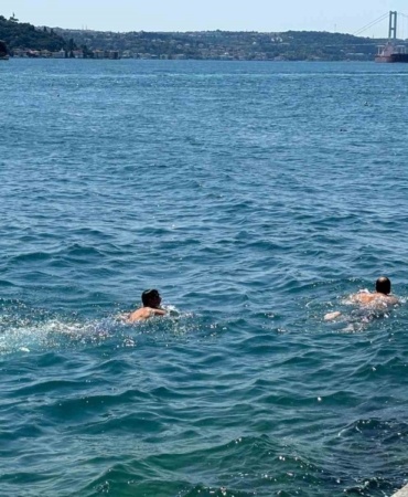 Termometreler 39 dereceyi gösterdi, sıcaktan bunalanlar boğazın serin sularına atladı