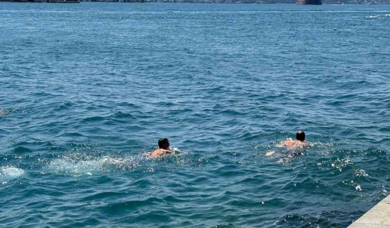Termometreler 39 dereceyi gösterdi, sıcaktan bunalanlar boğazın serin sularına atladı