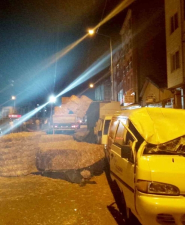 Tırdaki saman balyaları park halındaki araçların üzerine düştü