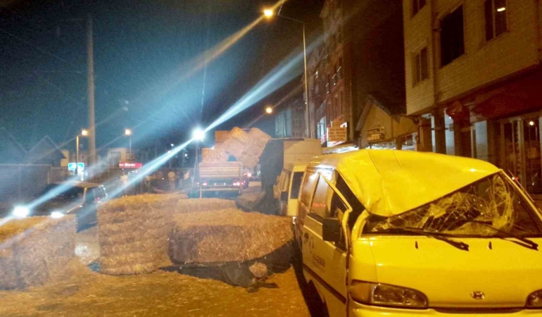 Tırdaki saman balyaları park halındaki araçların üzerine düştü