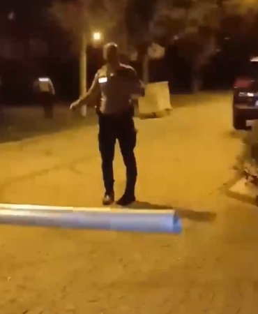 Tornavidayla banklara zarar veren gençler, GBT yapmak isteyen bekçilere güçlük çıkardı