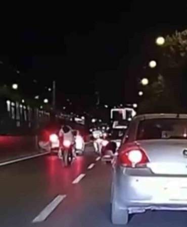 Trafiği tehlikeye soktuğu yetmedi, kontrollü şerit değiştiren aracın aynasını kırdı