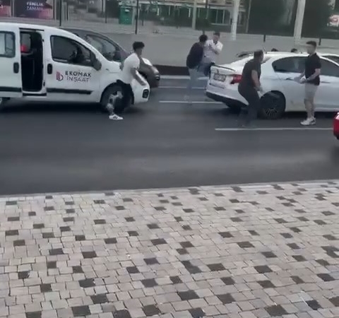 Trafik tartışması, baltalı, yumruklu kavgaya dönüştü