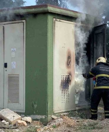 Trafoda çıkan yangın mahalleyi elektriksiz bıraktı