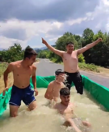 Traktör römorkuna doldurdukları suyla serinlediler