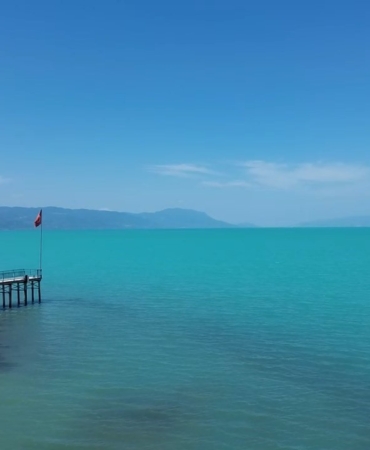 Turkuaza bürünen İznik Gölü mest etti