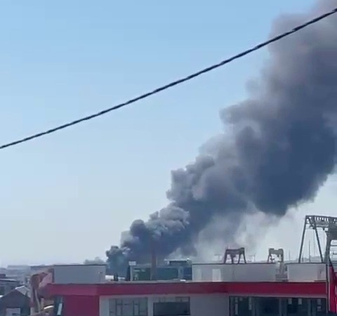 Tuzla’da bulunan yat imalathanesinde yangın çıktı. Olay yerine çok sayıda itfaiye ekibi sevk edildi.