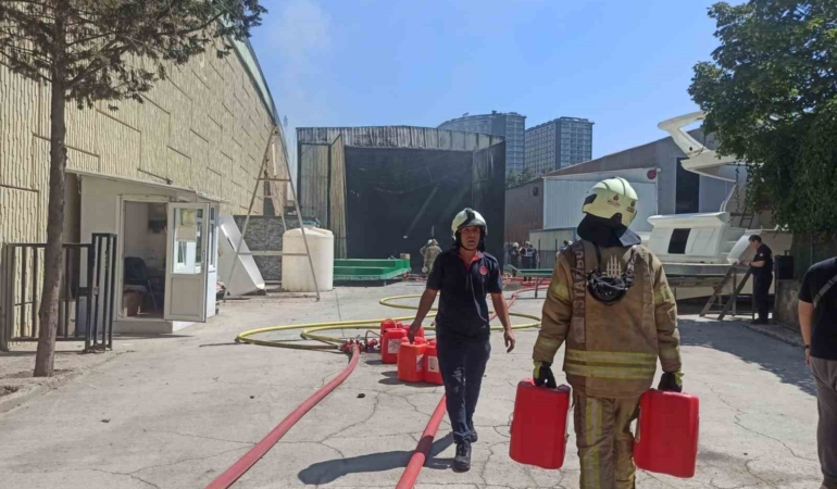 Tuzla’da yat imalathanesinde yangın çıktı