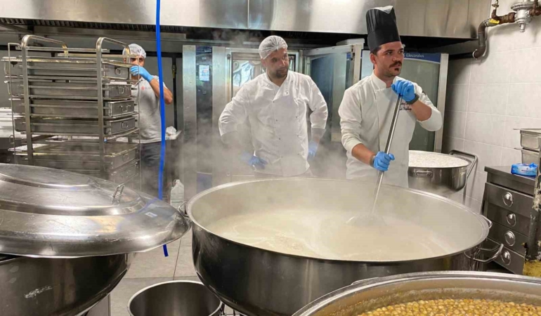 Ümraniye’de aşure kazanları kaynamaya başladı