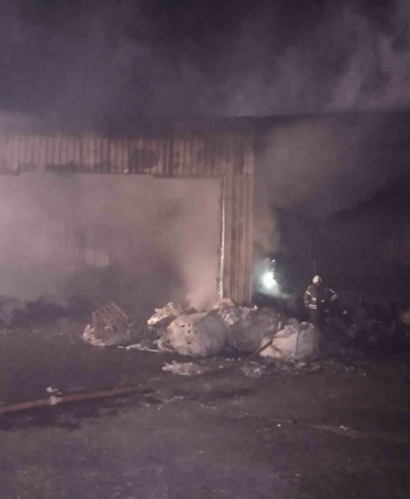 Ümraniye’de atık kağıt geri dönüşüm tesisinde çıkan yangın söndürüldü