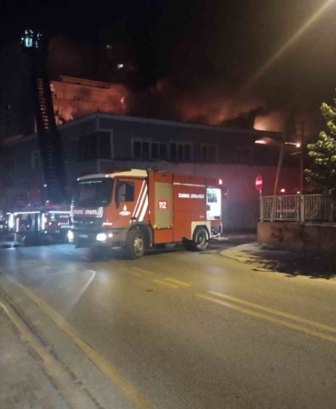 Ümraniye’de mobilya imalathanesinin çatısı alev alev yandı