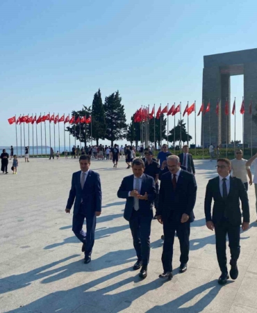 Vali Ömer Toraman, Şehitler Abidesini ziyaret etti