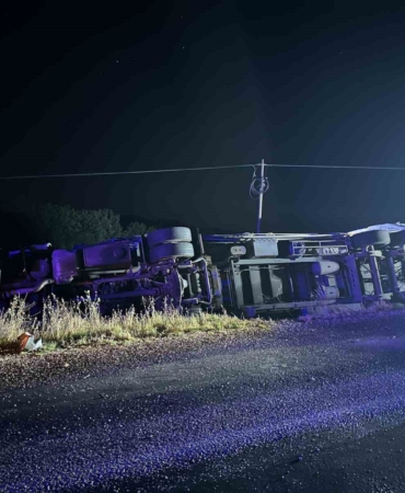 Virajı alamayan tır devrildi: 5 yaralı