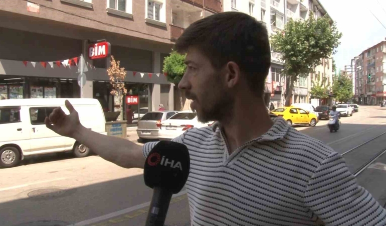 Yağmurun şiddetini çekerken az kalsın motokuryenin öldüğü kazayı çekecekti