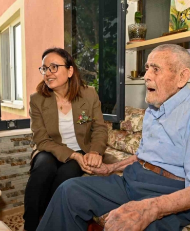 Yalova Valisi Hülya Kaya, Cumhuriyet’in kurulduğu tarihte doğan Muharrem amcayı ziyaret etti