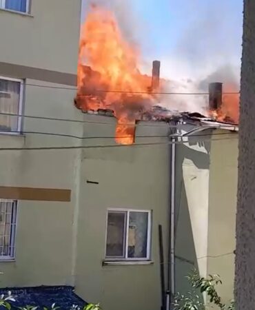 Yalova’da 2 katlı binanın çatı katında yangın