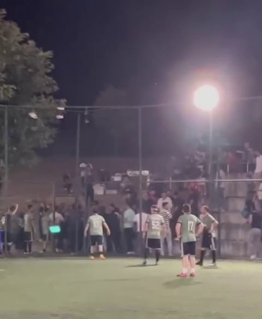 Yeşil saha boks ringine döndü, futbolcular arasında kavga çıktı