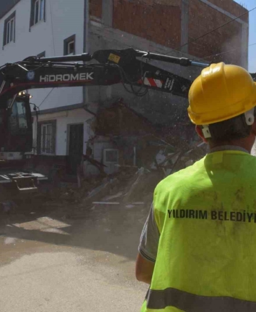 Yıldırım’da riskli durumdaki yapılar yıkılıyor