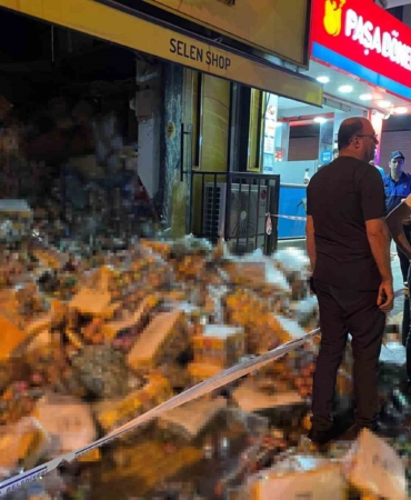 Zeytinburnu’nda tekel bayisinin asma tavanı çöktü, faciadan dönüldü: 1 yaralı