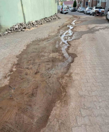 15 gündür boşa akan su vatandaşların tepkisine neden oldu