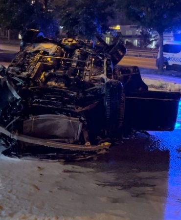 150 metre sürüklenen araç alev aldı, 2 kişi son anda kurtuldu