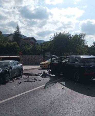 3 aracın karıştığı zincirleme kazada 3 kişi yaralandı