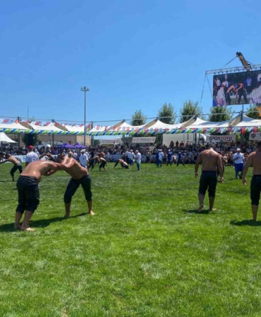 9’uncu Arnavutköy yağlı güreşleri görkemli kortej yürüyüşüyle başladı