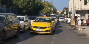 SANCAKTEPE'DE TERS YÖNDEN GELEN SÜRÜCÜLER, MOTOSİKLETLİYİ ÇİLEDEN ÇIKARDI