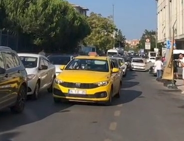 SANCAKTEPE'DE TERS YÖNDEN GELEN SÜRÜCÜLER, MOTOSİKLETLİYİ ÇİLEDEN ÇIKARDI