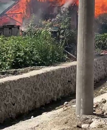 Ahır alev alev yandı, hayvanlar son onda telef olmaktan kurtarıldı