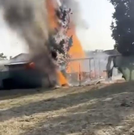 Ahşap evde çıkan yangını hortumla söndürmeye çalışsa da başarılı olamadı