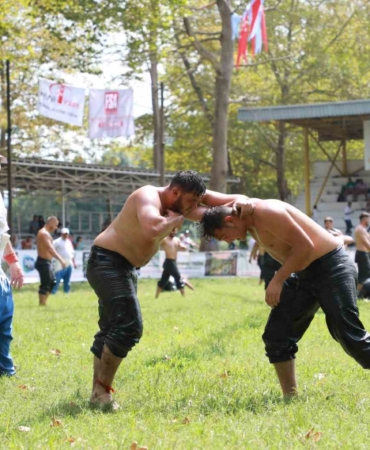 Akbalık Yağlı Güreşleri’nde 600 pehlivan ter döküyor