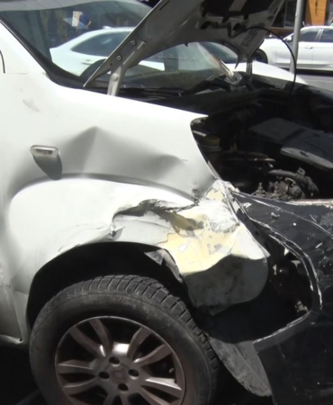 Alkollü sürücü park halindeki araca çarptı: Trafik kilitlendi