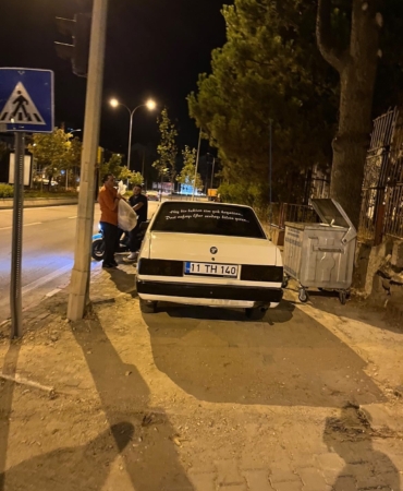 Aracını kaldırıma park eden sürücüye yayalar tepki gösterdi