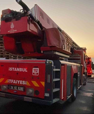 Arnavutköy’de ahşap palet fabrikasında yangın