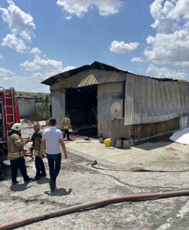 Arnavutköy’de boya deposunda korkutan yangın